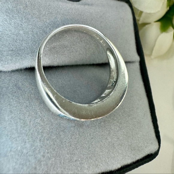 Vintage Princess cut Blue Topaz Raised band ring. Size about an 8 - Picture 13 of 16